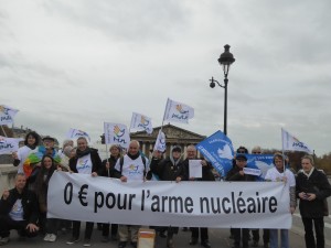 zéro-euro-pour-l-arme-nucléaire-devant-lAssemblée-Nationale