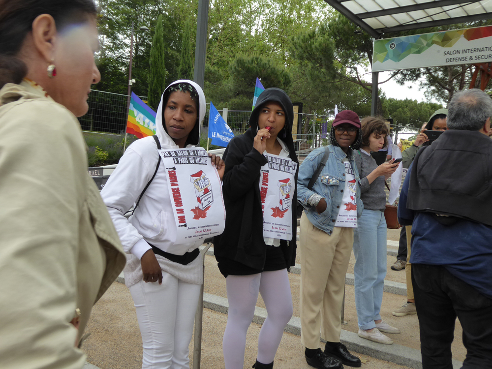Manifestation contre Eurosatory