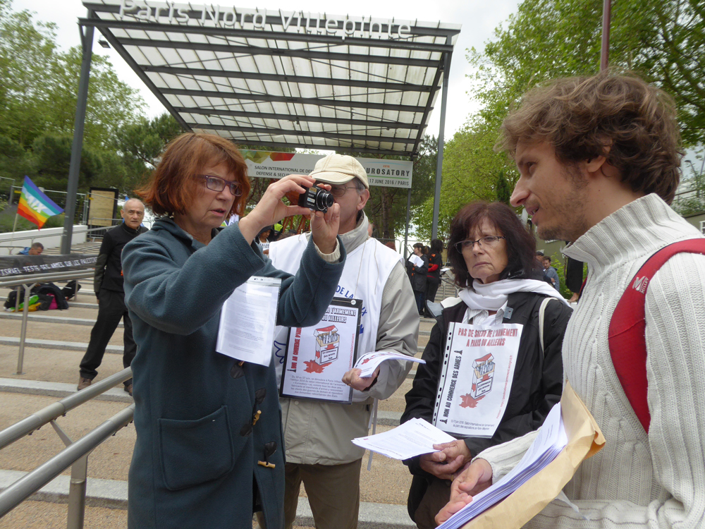 Manifestation contre Eurosatory