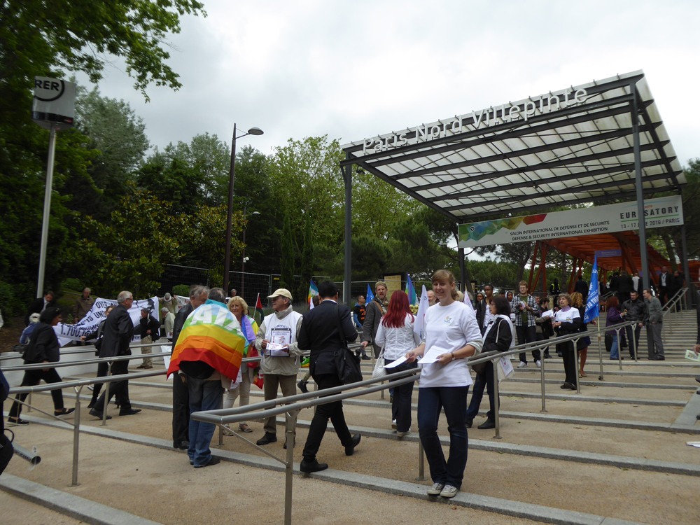 Manifestation contre Eurosatory