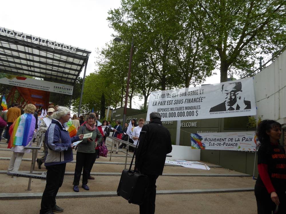 Manifestation contre Eurosatory