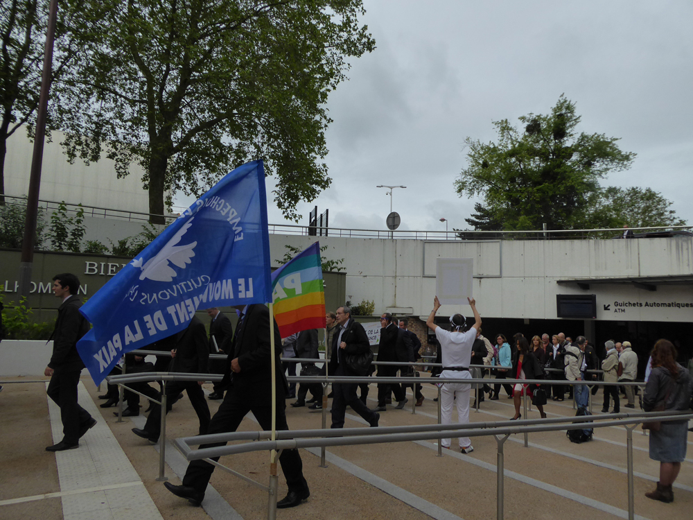Manifestation contre Eurosatory
