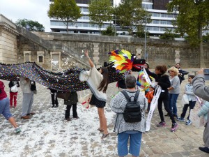 lacher-de-plumes-sur-le-dragon-pour-la-culture-de-la-paix
