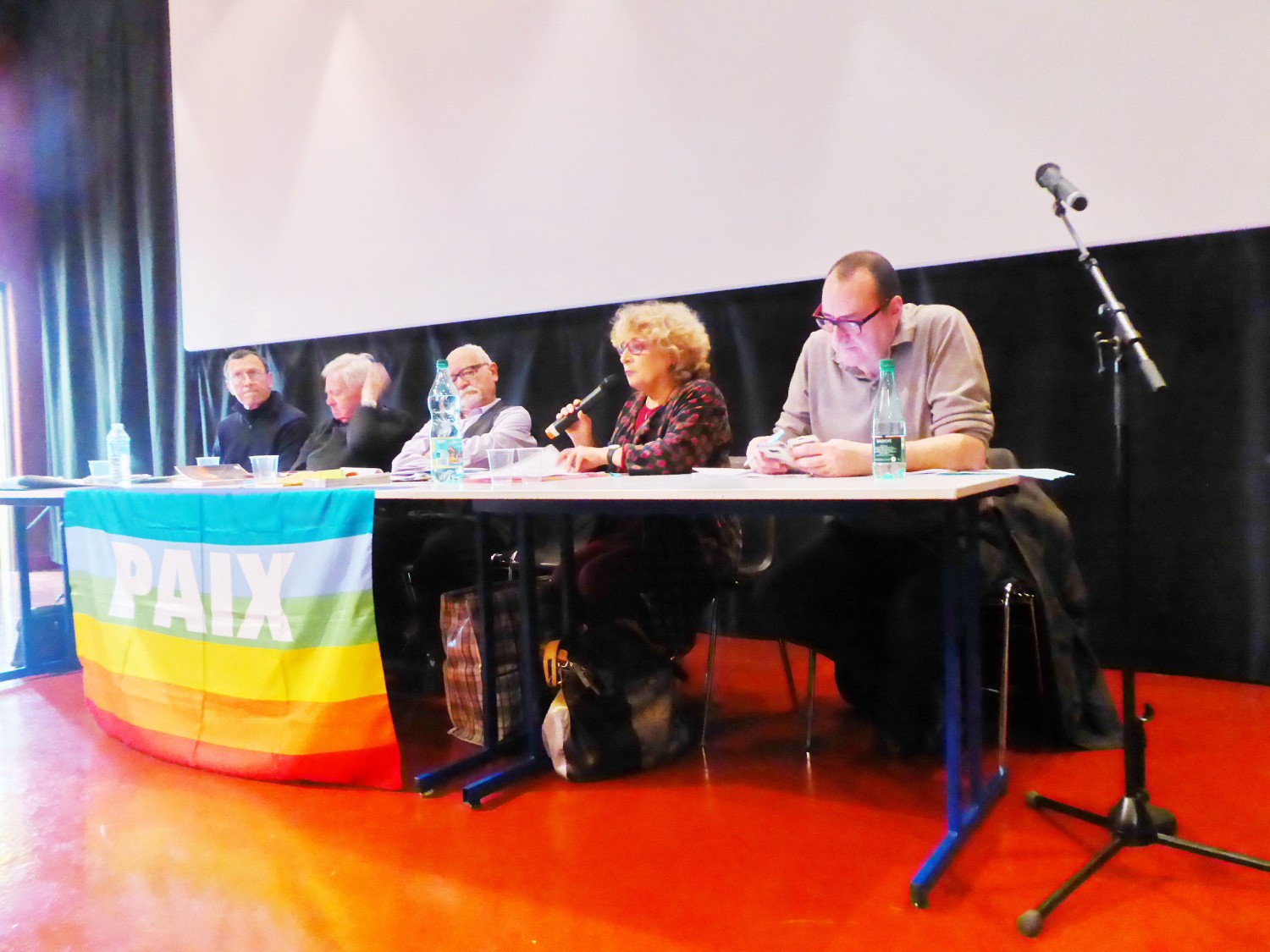Jean-Yves-Dupre-et-Bernard-Georgeot-dev-Pax-Christi-Rene-Bailly-du-comité-Edith-Boulanger-du-Mvt-Paix-et-Eric-Brune-de-la-FNTE-CGT-