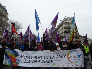 Autour-de-la-banderole-du-Mouvement-de-la-Paix