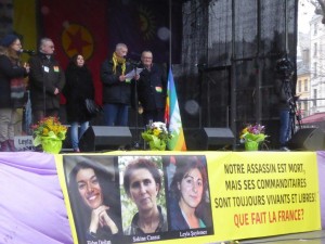 Des-représentants-de-la-CNSK-à-la-tribune